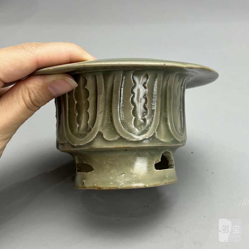 明代 青釉剔花行炉 - 图15